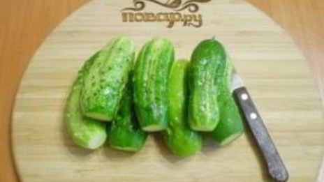 малосольные огурчики в кастрюле