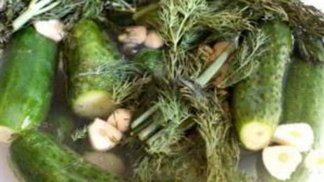 малосольные огурцы на минеральной воде