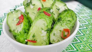 Малосольные огурцы с перцем чили в пакете