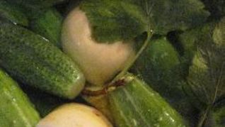 Малосольные огурцы с яблоками