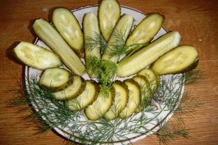 Малосольные огурцы в банке с чесноком