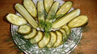 Малосольные огурцы в банке с чесноком