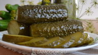 Малосольные огурцы в банке