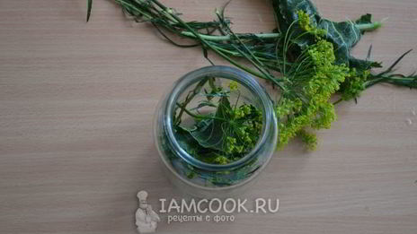 малосольные огурцы в банке