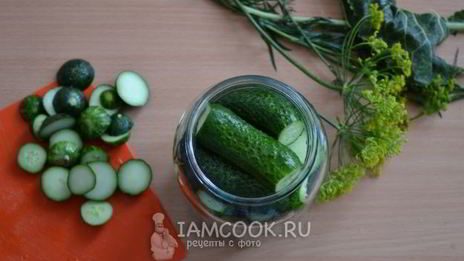 малосольные огурцы в банке