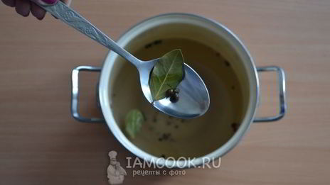 малосольные огурцы в банке