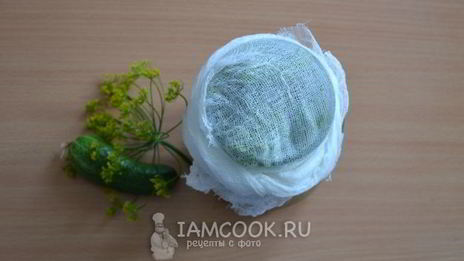 малосольные огурцы в банке