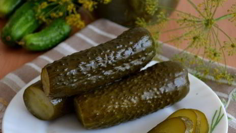 малосольные огурцы в банке