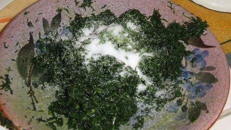 малосольные помидоры, фаршированные укропом и чесноком