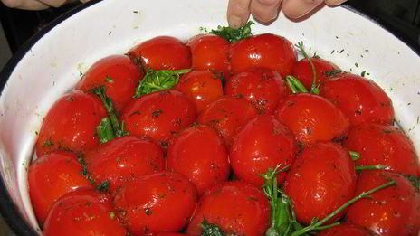 малосольные помидоры, фаршированные укропом и чесноком