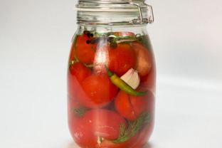Малосольные томаты с перцем чили