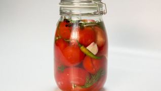 Малосольные томаты с перцем чили