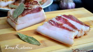 Сало соленое с чесноком и специями в пакете