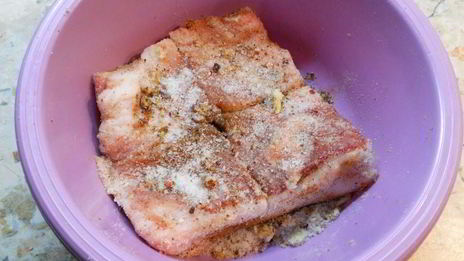 сало соленое с чесноком и специями в пакете