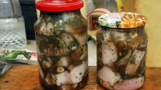 Сало в банке горячим рассолом