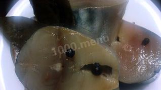 Соленая скумбрия пряного посола с душистым перцем