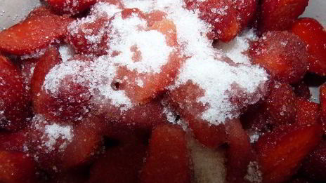 клубничное варенье с белым шоколадом и фисташками