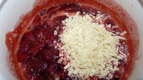 клубничное варенье с белым шоколадом и фисташками