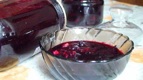 варенье из слив с орехами, имбирем и корицей