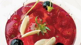 Ягоды в розовом желе