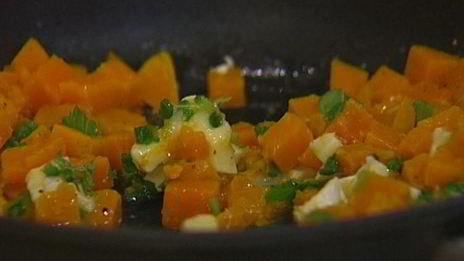 башенки из баклажанов с тыквой, гранатом и мятой