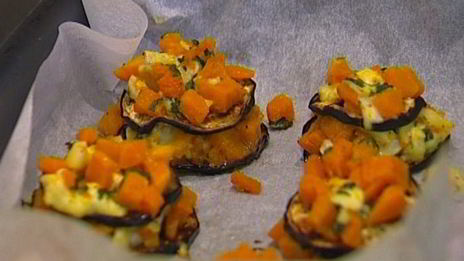 башенки из баклажанов с тыквой, гранатом и мятой