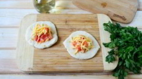 беляши с помидорами и сыром