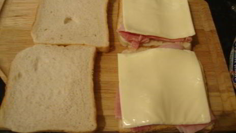 бгорячие бутерброды с ветчиной крок-месье