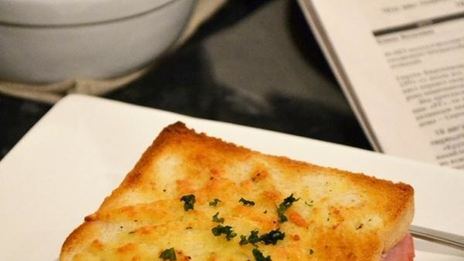 бгорячие бутерброды с ветчиной крок-месье