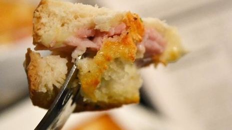 бгорячие бутерброды с ветчиной крок-месье