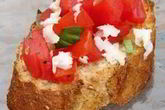 Брускетта — итальянские горячие бутерброды с помидорами и сыром