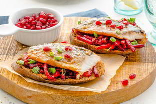 Брускетта на черном хлебе с сельдью терияки и свеклой