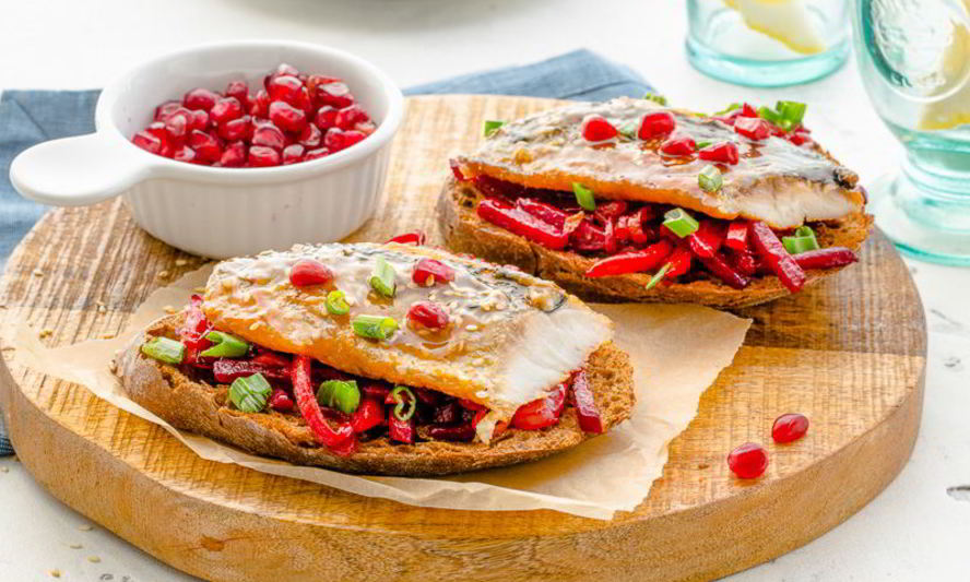 Рецепт брускетта на черном хлебе с сельдью терияки и свеклой