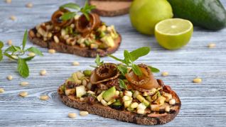 Брускетта с авокадо и грушей