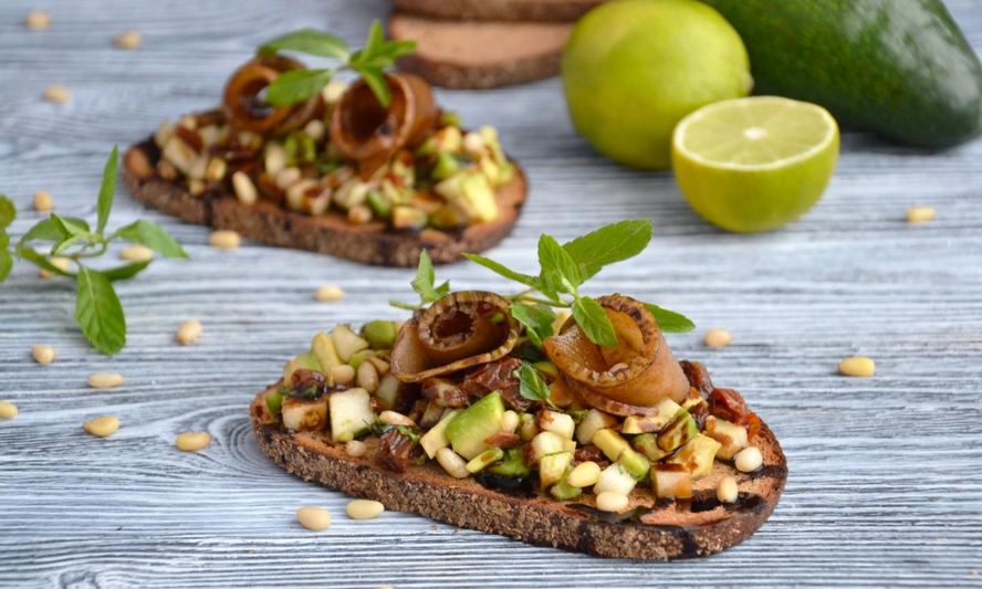 Рецепт брускетта с авокадо и грушей