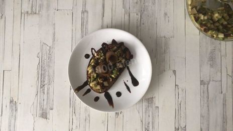 брускетта с авокадо и грушей