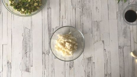 брускетта с авокадо и грушей