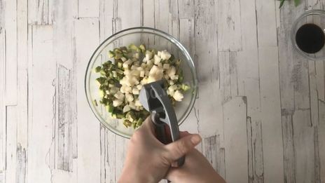 брускетта с авокадо и грушей