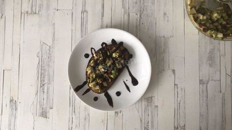 брускетта с авокадо и грушей