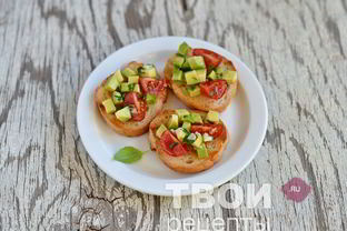 Брускетта с авокадо и помидорами черри