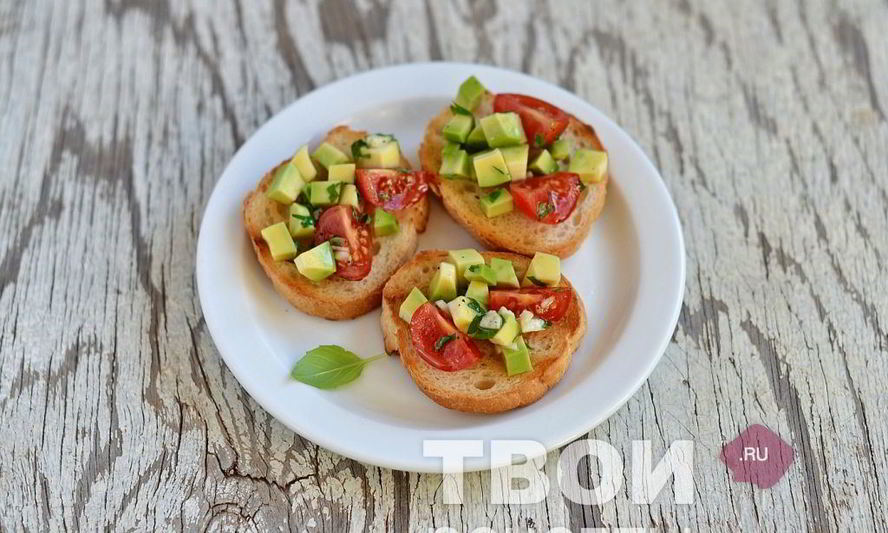 Рецепт брускетта с авокадо и помидорами черри