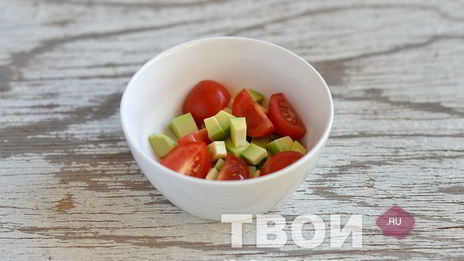 брускетта с авокадо и помидорами черри