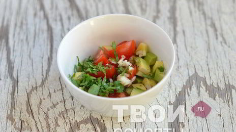 брускетта с авокадо и помидорами черри