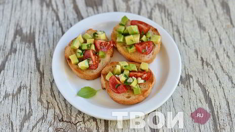 брускетта с авокадо и помидорами черри