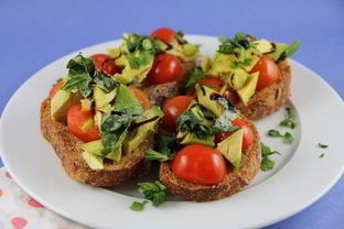 Брускетта с авокадо и томатами черри