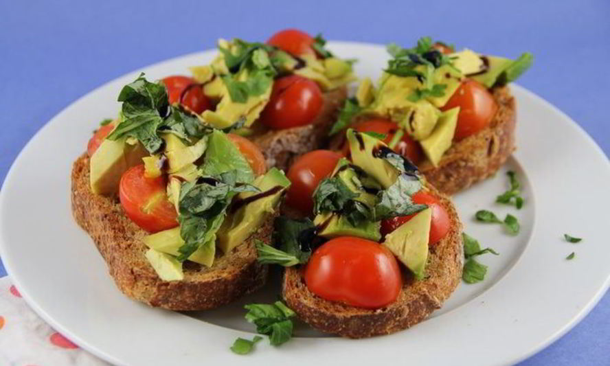 Рецепт брускетта с авокадо и томатами черри