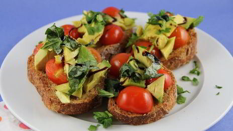 брускетта с авокадо и томатами черри