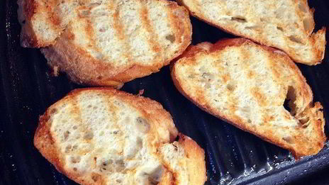 брускетта с баклажанами, мятой и топпингом