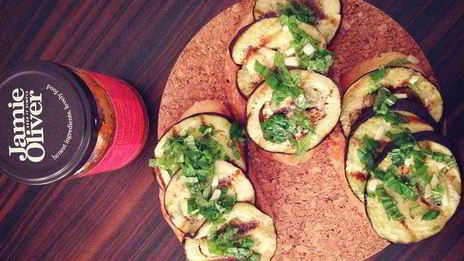 брускетта с баклажанами, мятой и топпингом