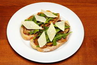 Брускетта с белыми грибами и рукколой